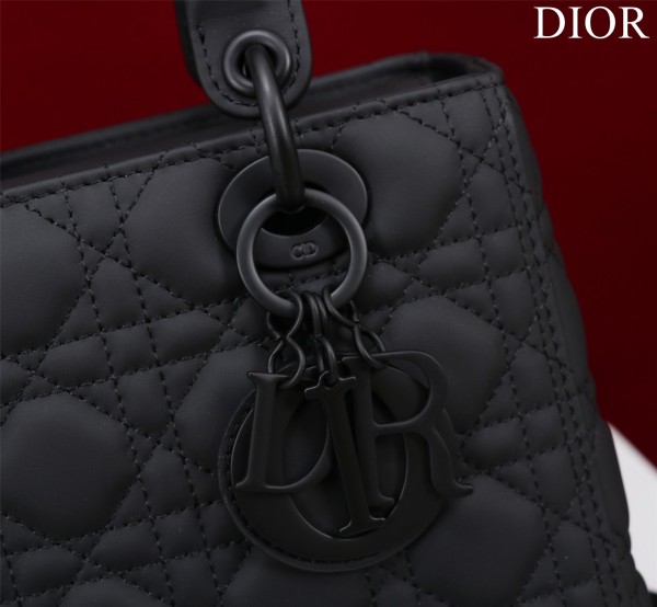 Handbag  Dior  M0565 size 32*24*12 cm