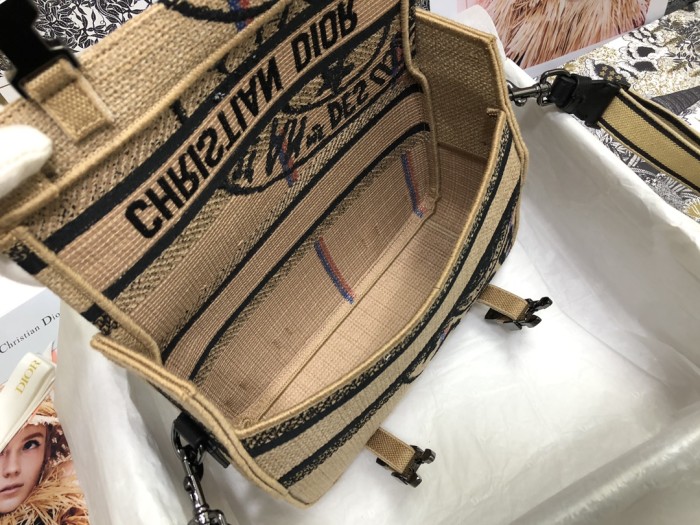 Handbag  Dior  M1241  size 23 x 15 x 8  cm