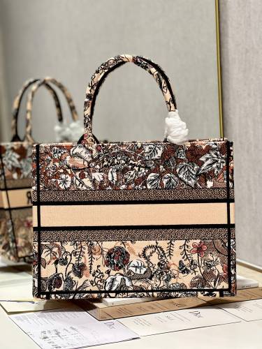  Handbag  Dior  1286  size 36×28 cm