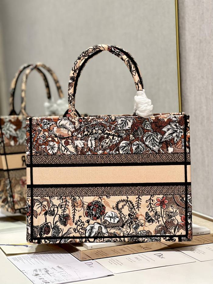  Handbag  Dior  1286  size 36×28 cm