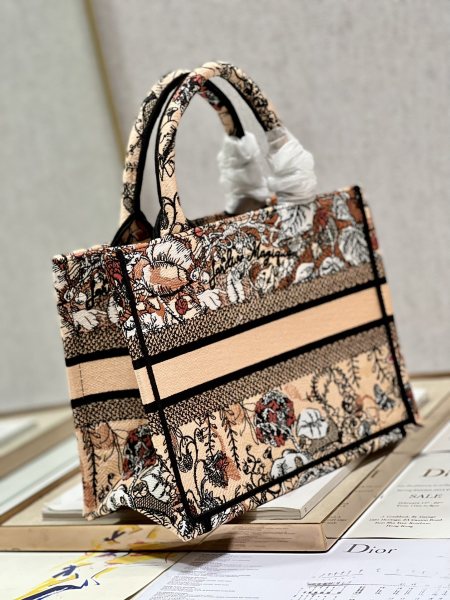 Handbag  Dior 1265 size 26.5×21×14 cm 