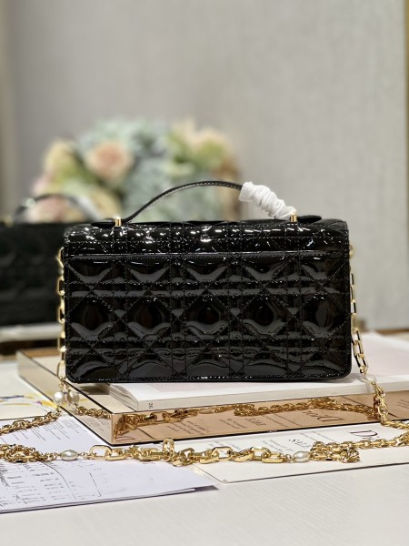 Handbag  Dior  0980 size 21 x 11.5 x 4.5 cm