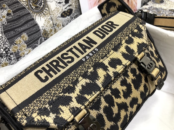 Handbag  Dior M1241 size 23 x 15 x 8 cm