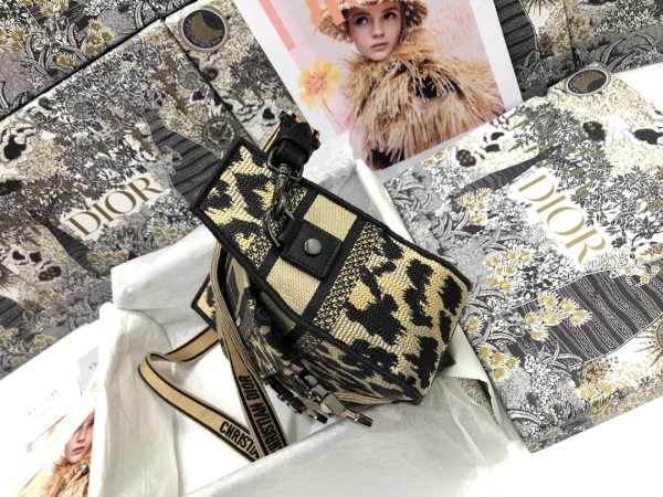 Handbag  Dior M1241 size 23 x 15 x 8 cm