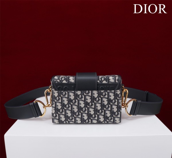 Handbag  Dior  size 18×12×5 cm