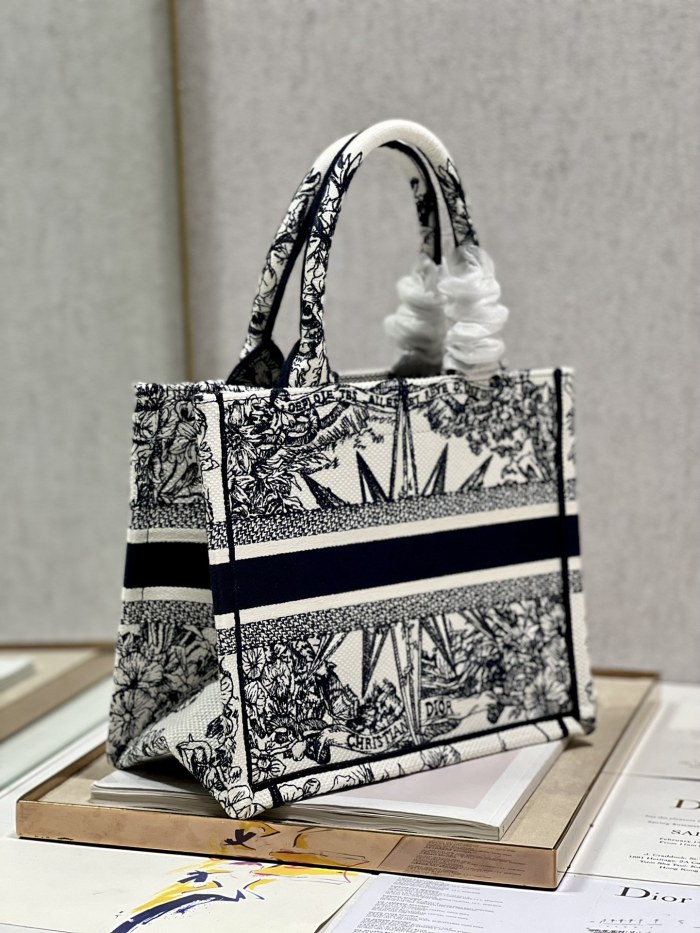 Handbag  Dior 1265  size 26.5×21×14 cm