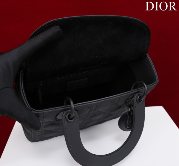 Handbag  Dior  M0565 size 32*24*12 cm