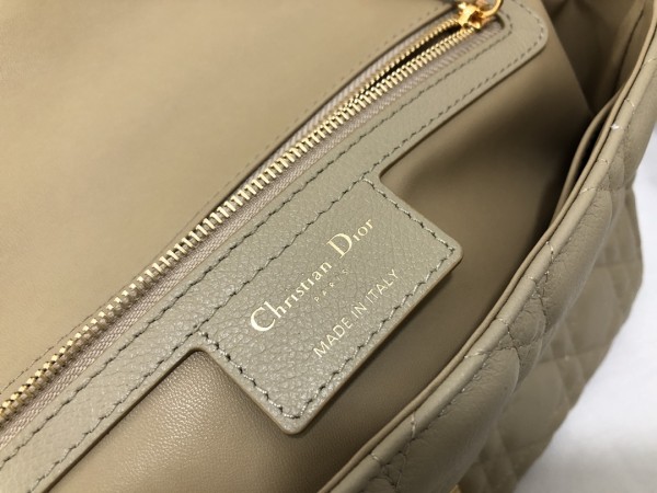 Handbag  Dior M9242  size 25.5 x 15.5 x 8 cm