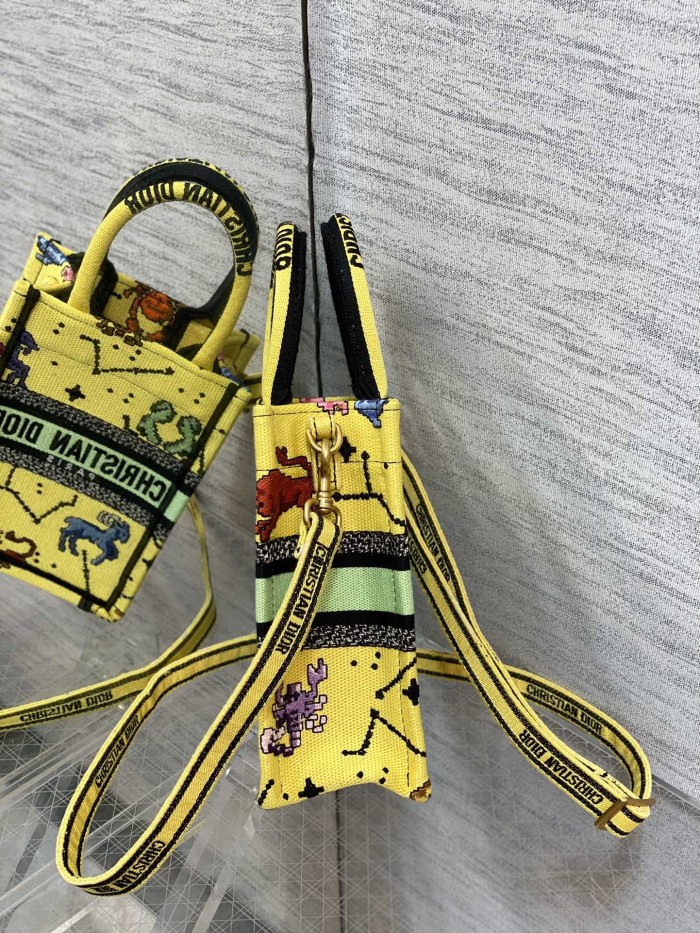 Handbag  Dior  size 13.5*5*18 cm 