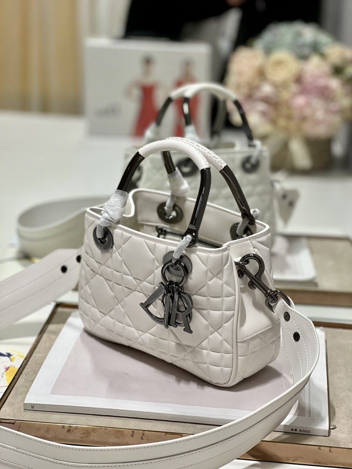 Handbag  Dior  1202  size  23×26×8 cm 