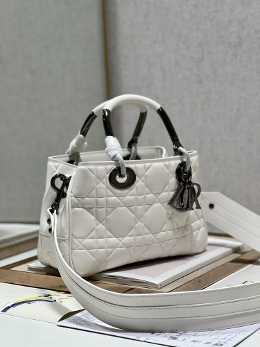 Handbag  Dior 1202 size  28×28×9.5 cm