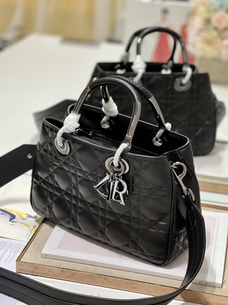  Handbag  Dior 1202  size 31×31×11 cm