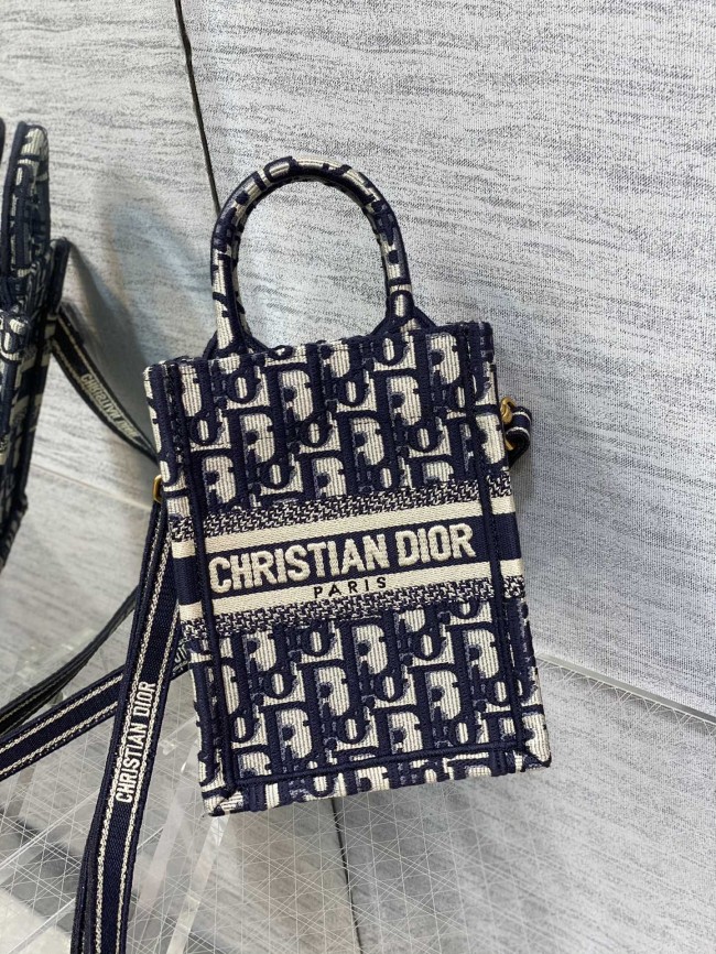 Handbag  Dior  size 13.5*5*18 cm