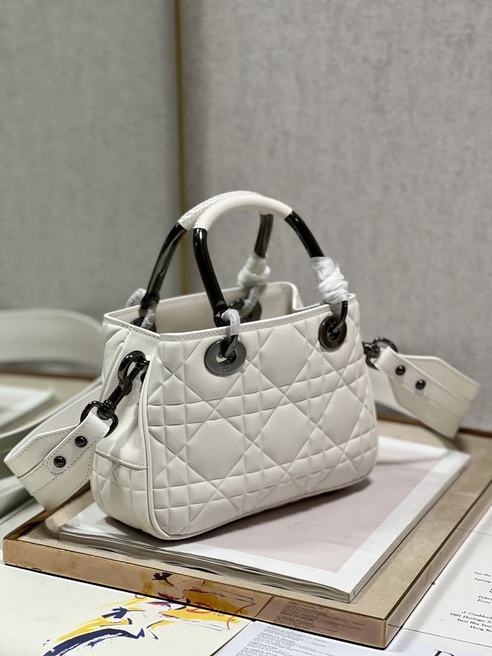 Handbag  Dior  1202  size  23×26×8 cm 