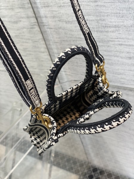 Handbag  Dior  size 13.5*5*18 cm