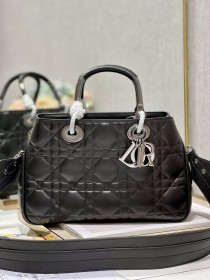  Handbag  Dior 1202  size 31×31×11 cm