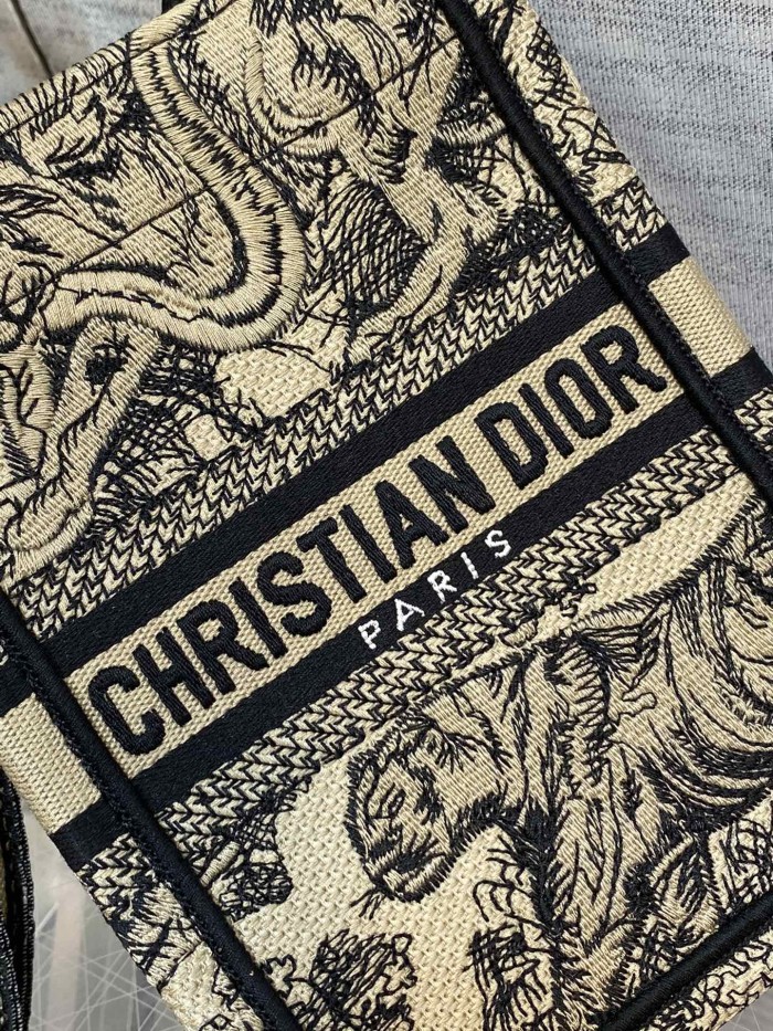 Handbag  Dior  size  13.5*5*18 cm