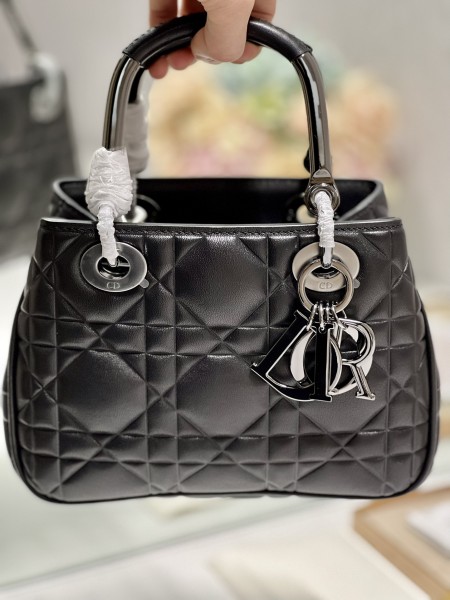 Handbag  Dior  1202 size 23×26×8 cm