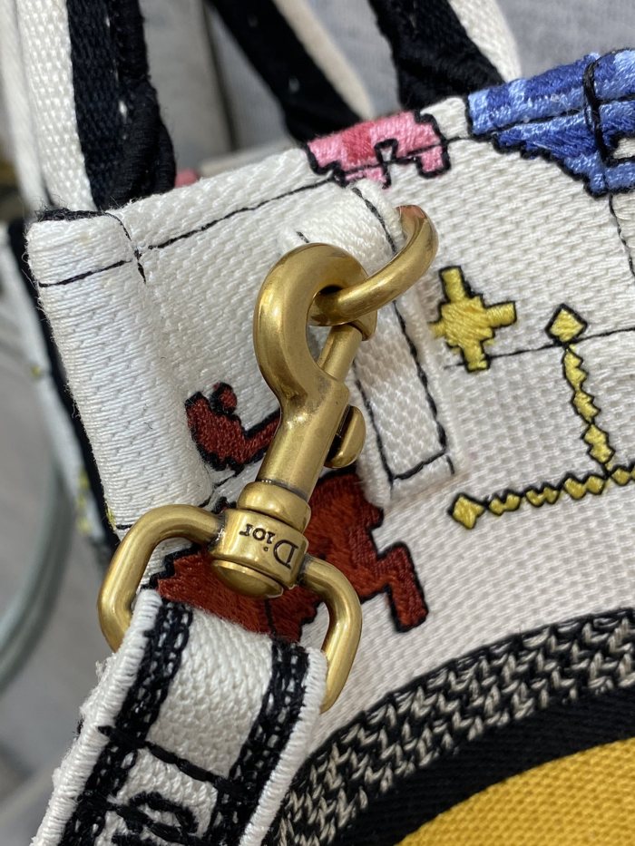 Handbag  Dior  size  13.5*5*18 cm