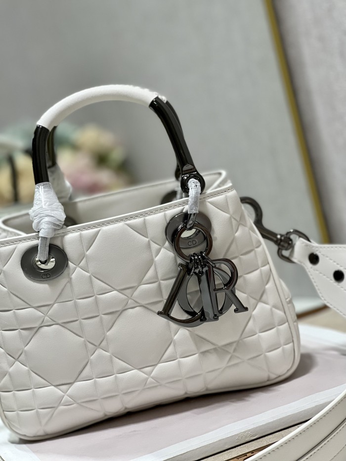 Handbag  Dior  1202  size  23×26×8 cm 