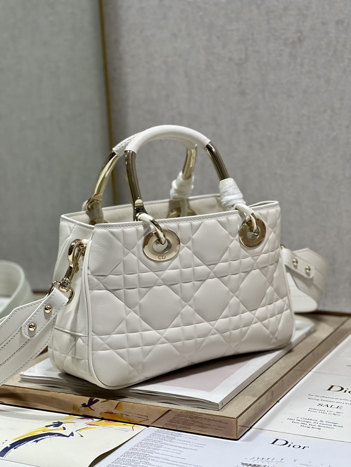 Handbag  Dior 1202  size  28×28×9.5 cm 