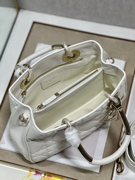 Handbag  Dior 1202  size  28×28×9.5 cm 