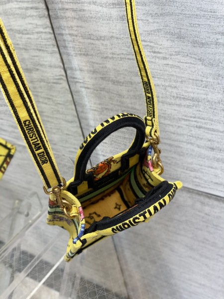 Handbag  Dior  size 13.5*5*18 cm 