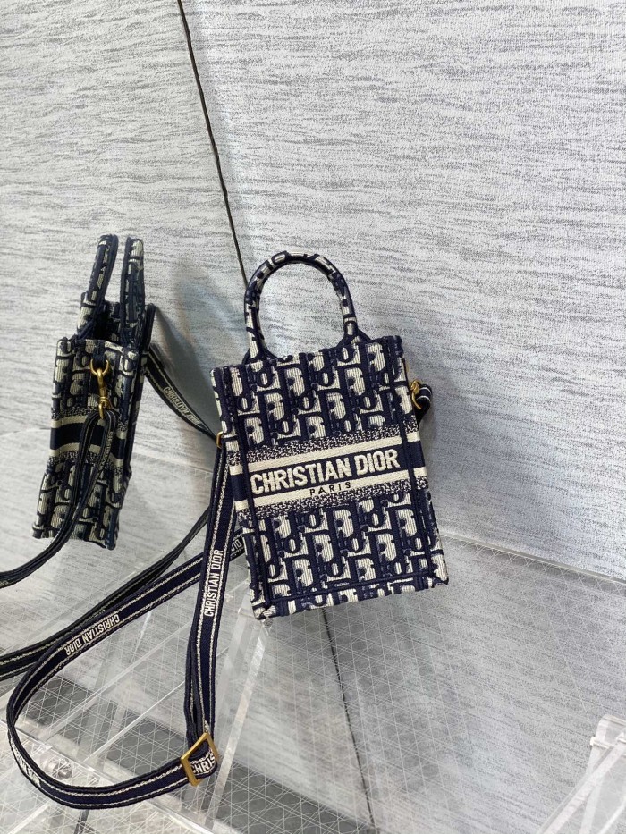 Handbag  Dior  size 13.5*5*18 cm