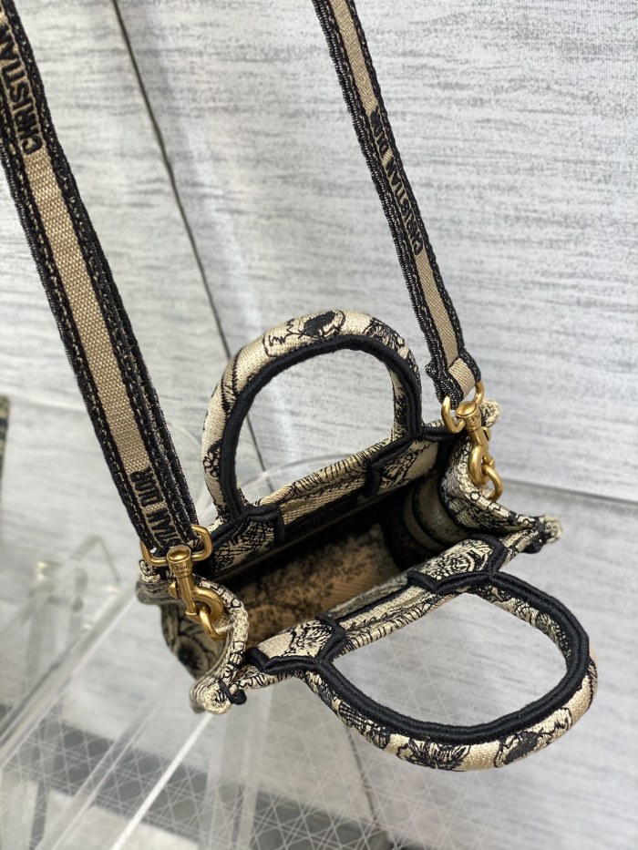 Handbag  Dior  size  13.5*5*18 cm