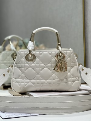 Handbag  Dior 1202  size  28×28×9.5 cm 