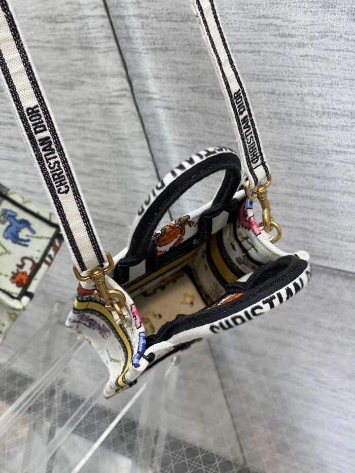 Handbag  Dior  size  13.5*5*18 cm