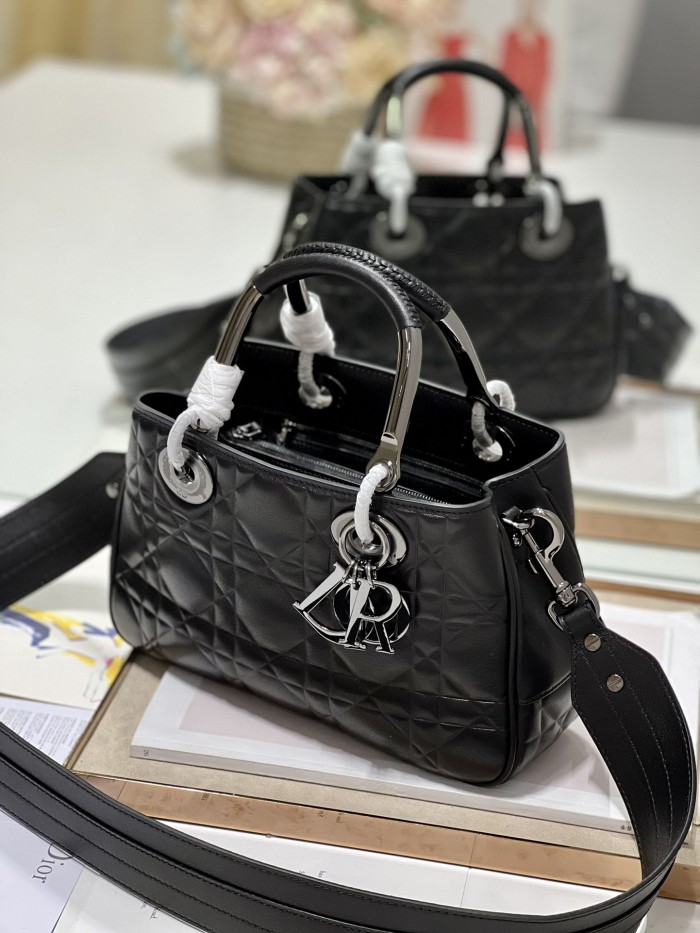  Handbag  Dior 1202  size 28×28×9.5 cm