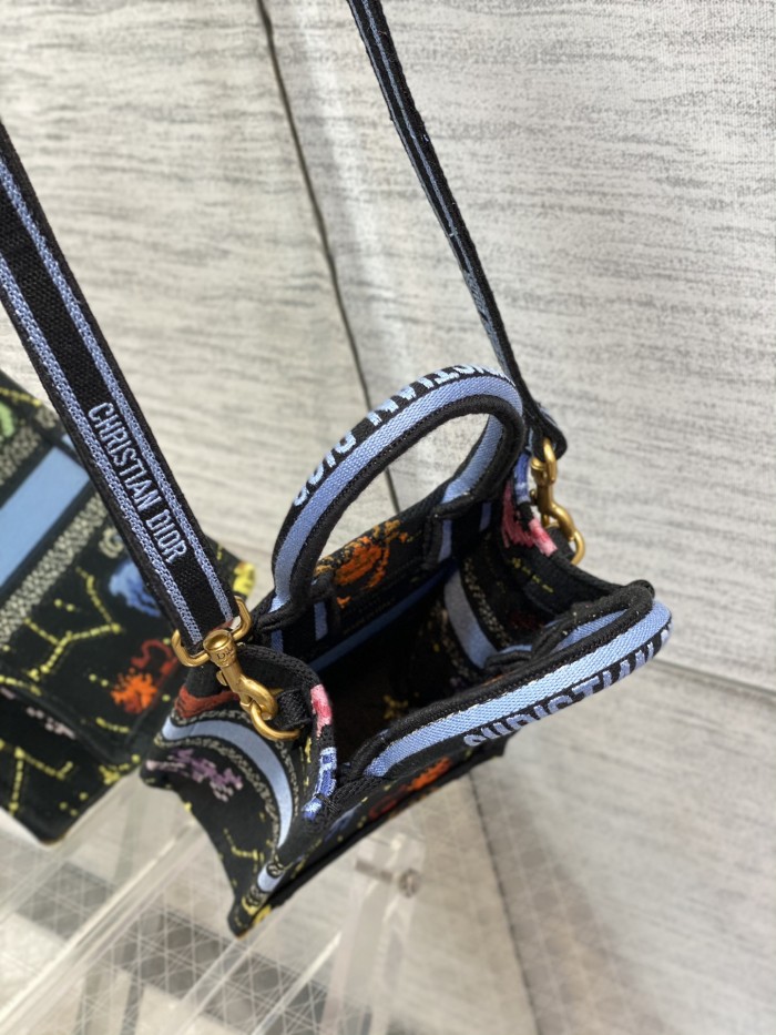 Handbag  Dior  size 13.5*5*18 cm