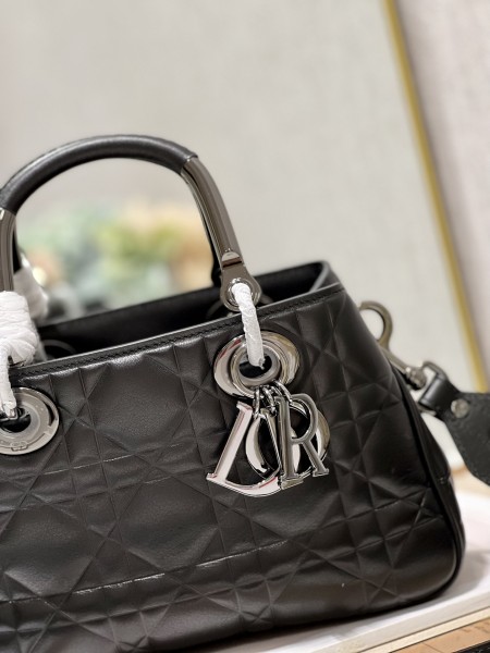  Handbag  Dior 1202  size 28×28×9.5 cm