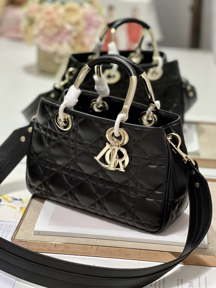  Handbag  Dior 1202  size  31×31×11 cm