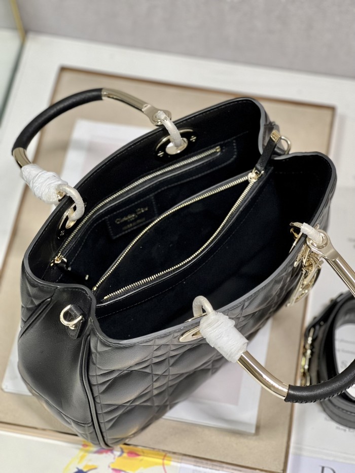  Handbag  Dior 1202  size  31×31×11 cm