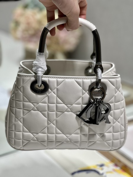 Handbag  Dior  1202  size  23×26×8 cm 