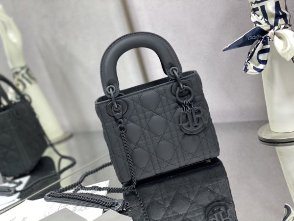 Handbag  Dior  size 17 cm