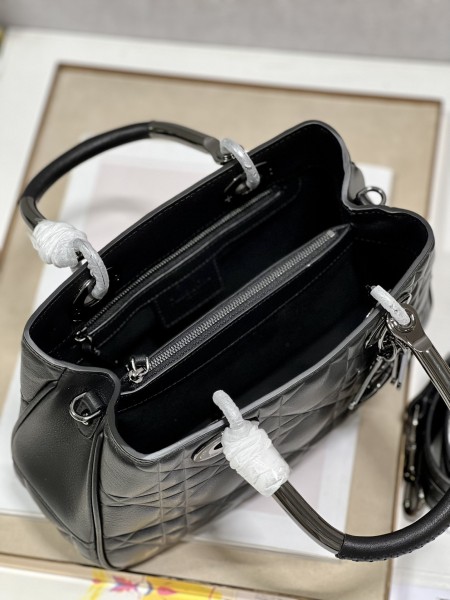  Handbag  Dior 1202  size 28×28×9.5 cm