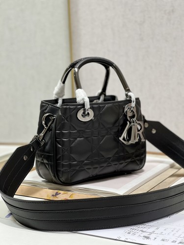 Handbag  Dior  1202 size 23×26×8 cm