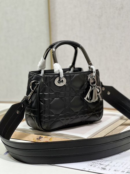 Handbag  Dior  1202 size 23×26×8 cm