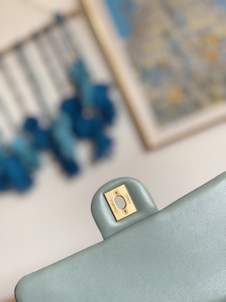  Handbag  Chanel  AS3757 size  14.5x20x6.5 cm