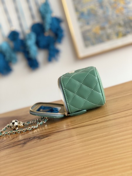 Handbag  Chanel  81241 size  10.5  8.5  7 cm