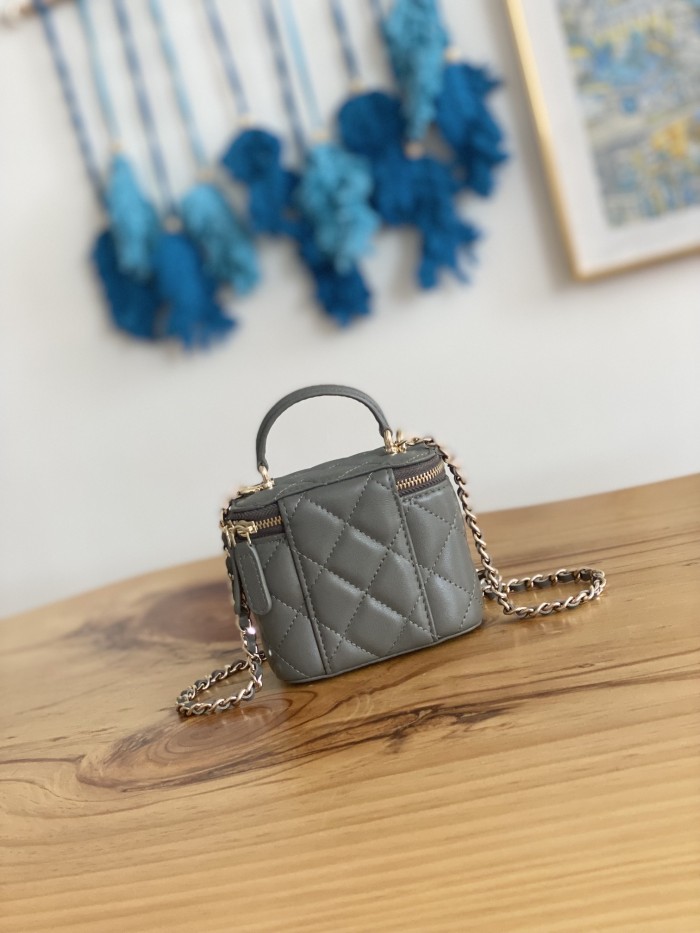  Handbag  Chanel  81189  size 10  7  9 cm