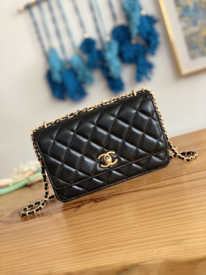 Handbag  Chanel  81237 size 19 cm