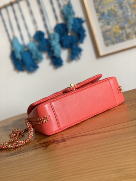  Handbag  Chanel size 16x24x8 cm