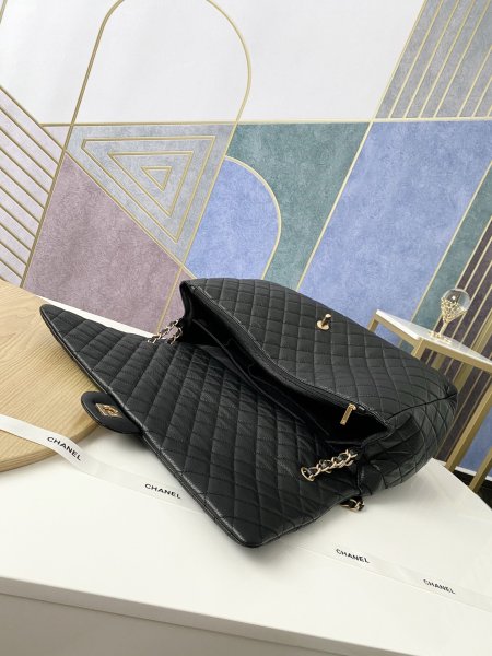 Handbag  Chanel 94305  size 46.6x29x17 cm