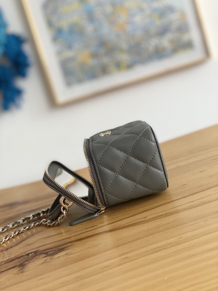  Handbag  Chanel  81189  size 10  7  9 cm