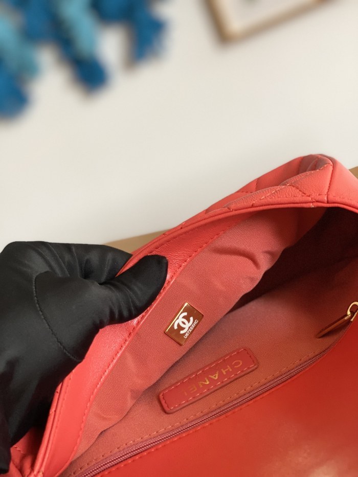  Handbag  Chanel size 16x24x8 cm