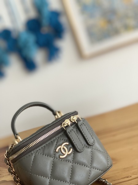  Handbag  Chanel  81189  size 10  7  9 cm